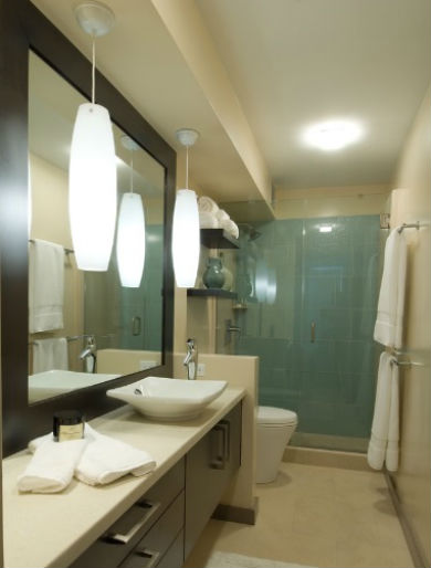 Wąska łazienka, fot.: Archipelago Hawaii Luxury Home Designs