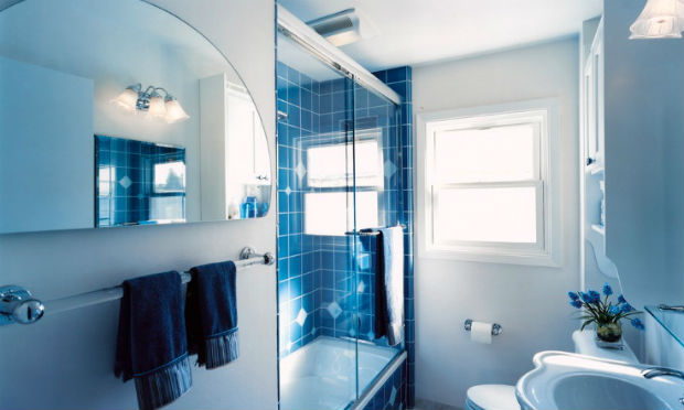 Wąska łazienka z prysznicem we wnęce, fot.: Design Set Match