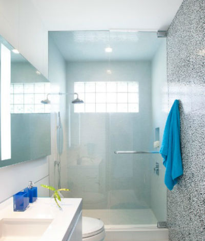 Wąska łazienka z prysznicem, fot.: DKOR Interiors