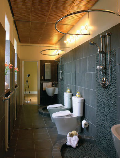 Wąska łazienka z prysznicem, fot.: Gardner Mohr Architects