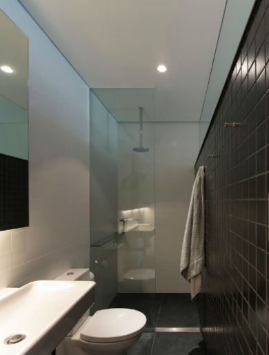 Wąska łazienka, fot.: Sam Crawford Architects