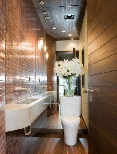 Wąska łazienka wykończona drewnem, fot.: Studio Frank