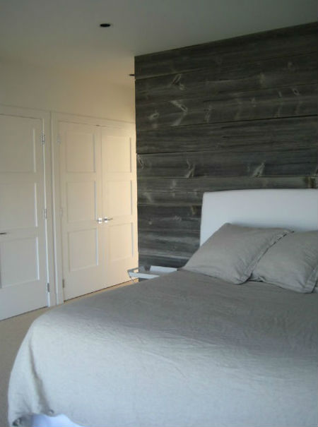 Szare deski na ścianie w sypialni, fot.: Searl Lamaster Howe Architects