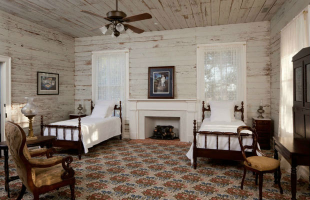 Drewniana ściana w sypialnia, fot.: Volz O`Connel Huston